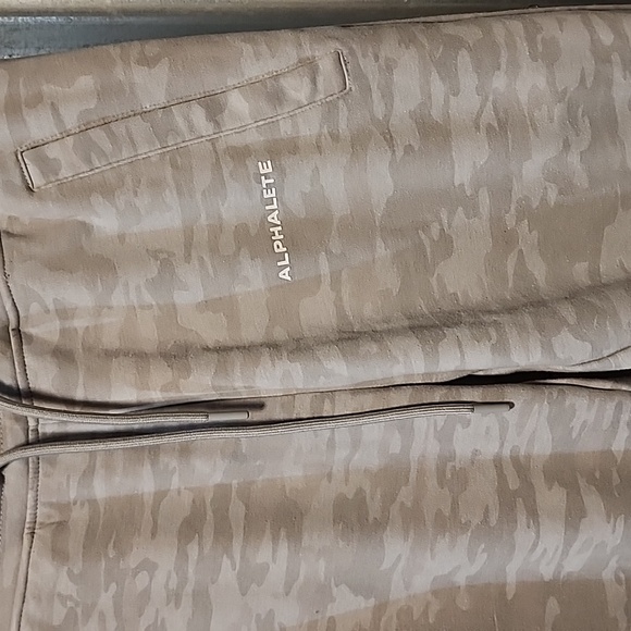 Alphalete Core Joggers Silver Camo - Men's Size Small - Picture 4 of 11